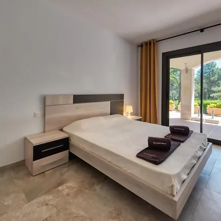 Villa Sleeps 22 Pool Wifi *